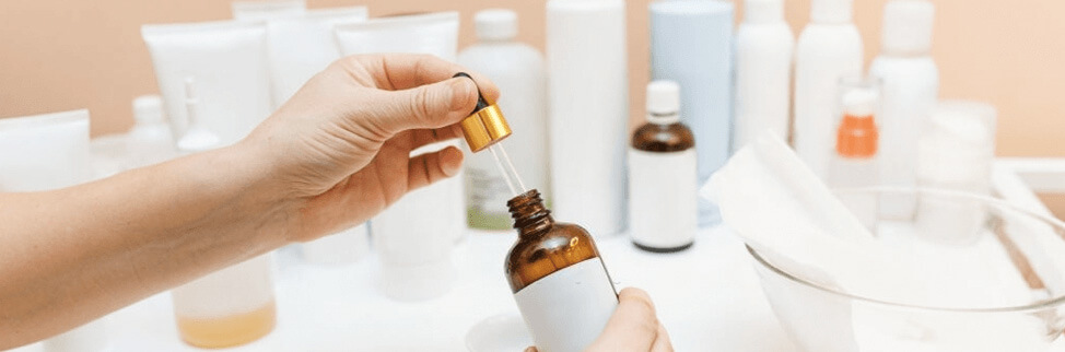 menggunakan produk skincare yang mengandung hyaluronic acid